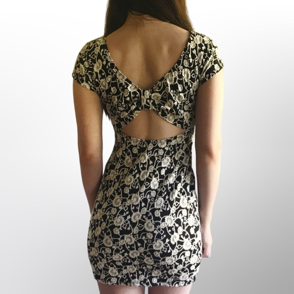 NWT Floral Lace Short Sleeve Mini Dress with Bow Cut Out - Size Small - Picture 1 of 5